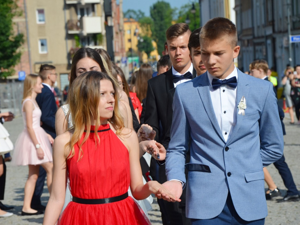 Poloneza czas zacząć! Absolwenci gimnazjum zawładnęli głogowskim rynkiem