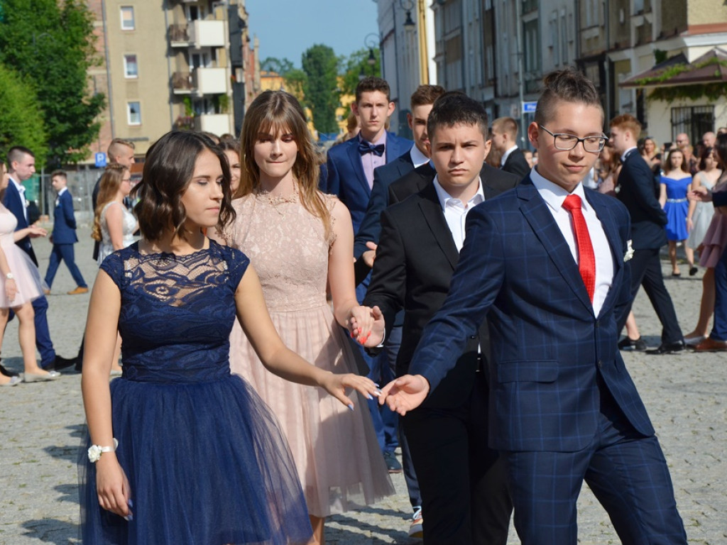 Poloneza czas zacząć! Absolwenci gimnazjum zawładnęli głogowskim rynkiem