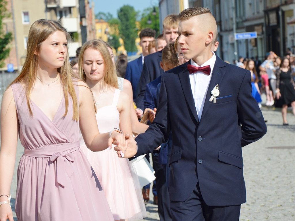 Poloneza czas zacząć! Absolwenci gimnazjum zawładnęli głogowskim rynkiem