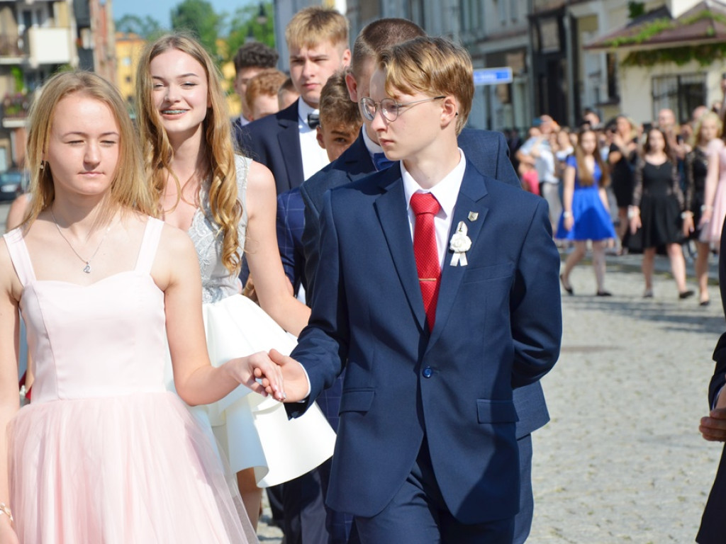 Poloneza czas zacząć! Absolwenci gimnazjum zawładnęli głogowskim rynkiem