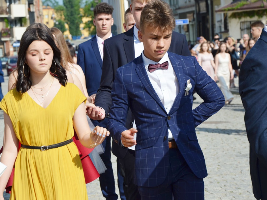 Poloneza czas zacząć! Absolwenci gimnazjum zawładnęli głogowskim rynkiem