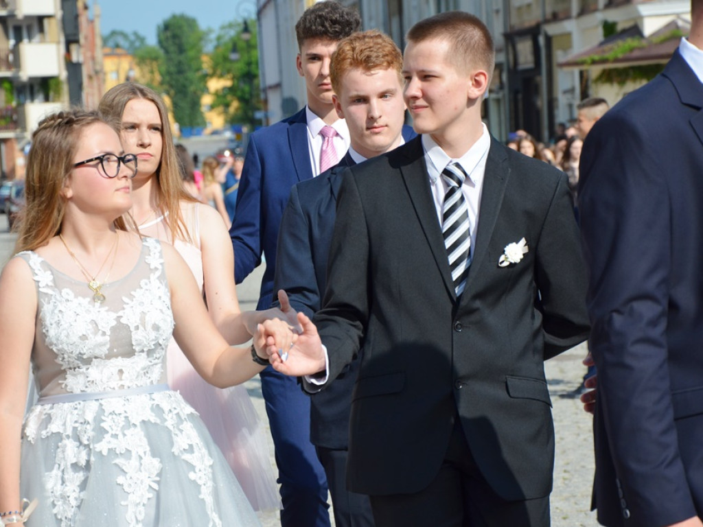 Poloneza czas zacząć! Absolwenci gimnazjum zawładnęli głogowskim rynkiem