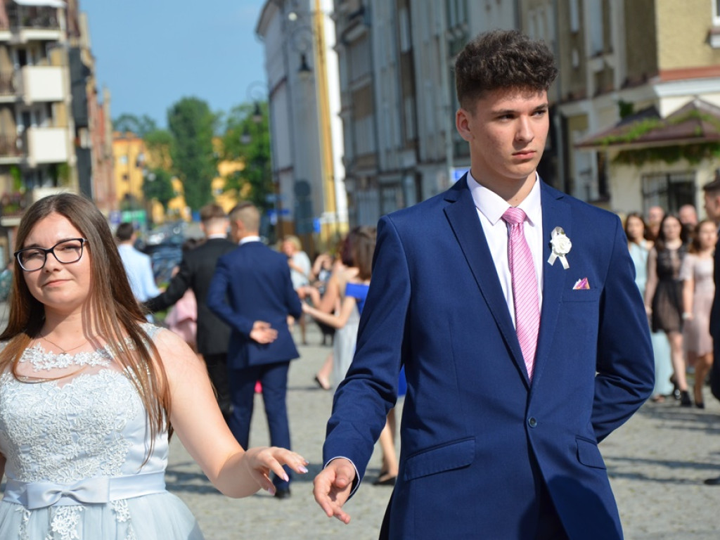 Poloneza czas zacząć! Absolwenci gimnazjum zawładnęli głogowskim rynkiem