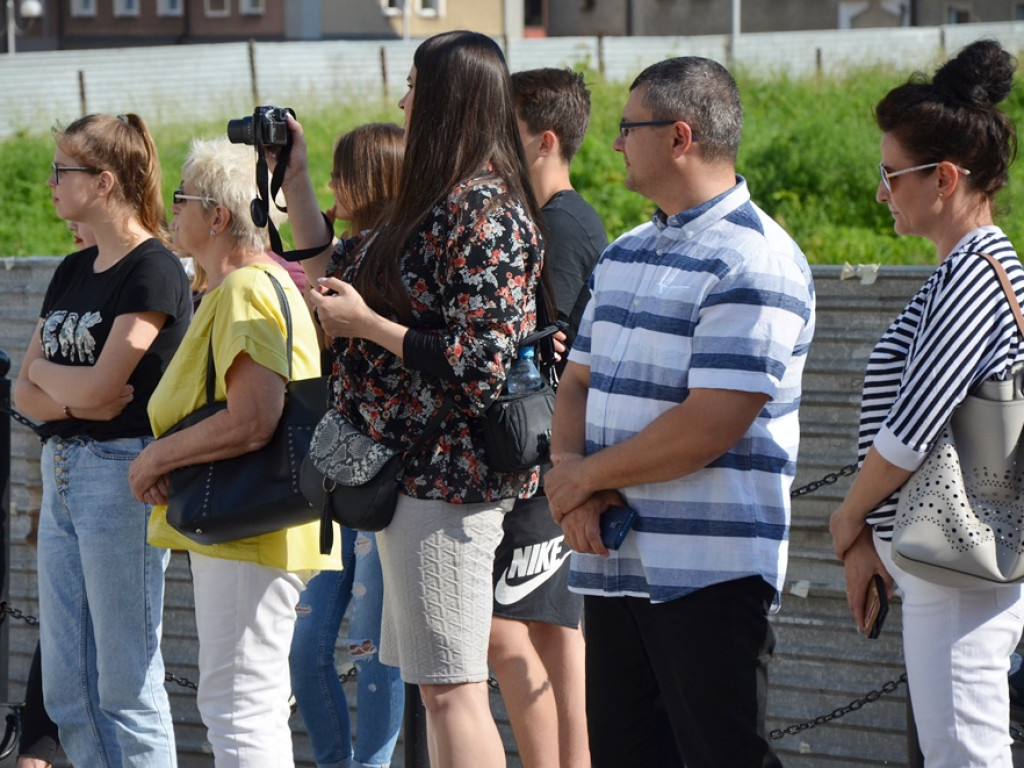 Poloneza czas zacząć! Absolwenci gimnazjum zawładnęli głogowskim rynkiem