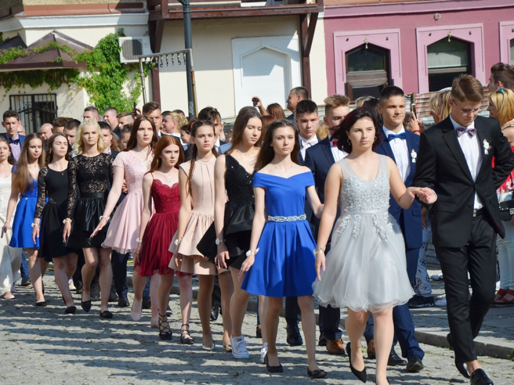 Poloneza czas zacząć! Absolwenci gimnazjum zawładnęli głogowskim rynkiem