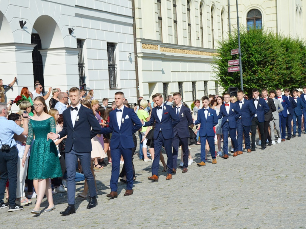 Poloneza czas zacząć! Absolwenci gimnazjum zawładnęli głogowskim rynkiem