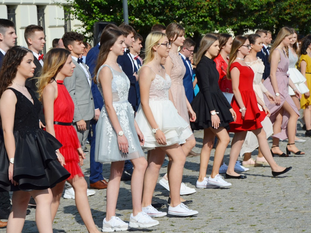 Poloneza czas zacząć! Absolwenci gimnazjum zawładnęli głogowskim rynkiem
