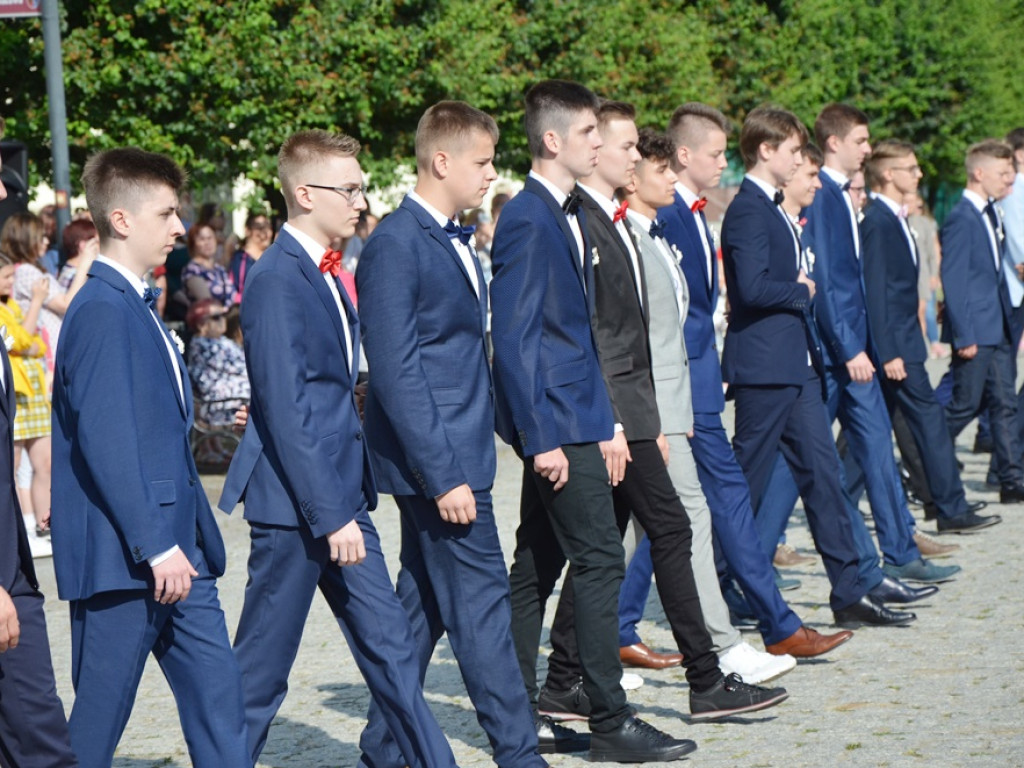Poloneza czas zacząć! Absolwenci gimnazjum zawładnęli głogowskim rynkiem