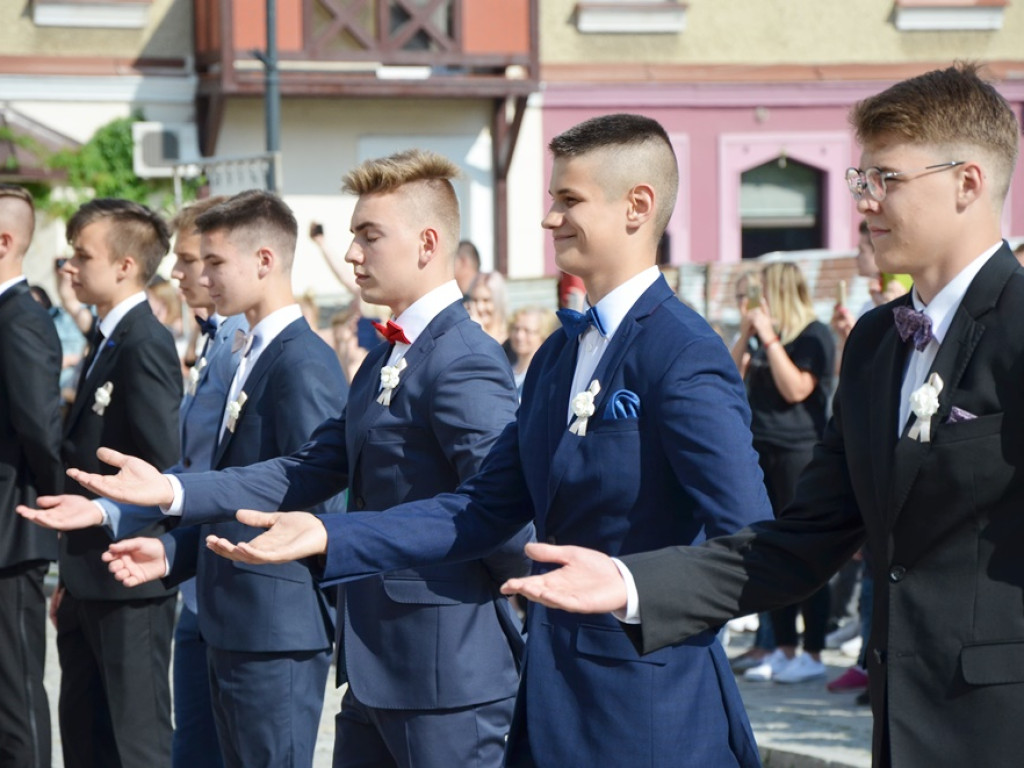 Poloneza czas zacząć! Absolwenci gimnazjum zawładnęli głogowskim rynkiem