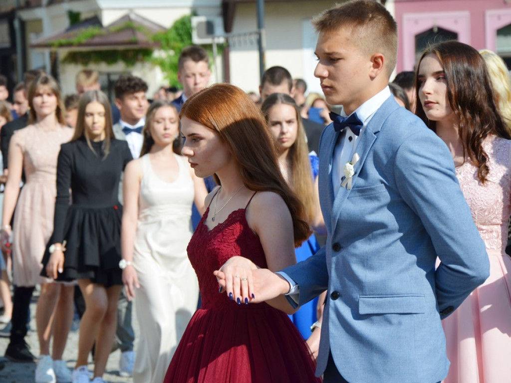 Poloneza czas zacząć! Absolwenci gimnazjum zawładnęli głogowskim rynkiem