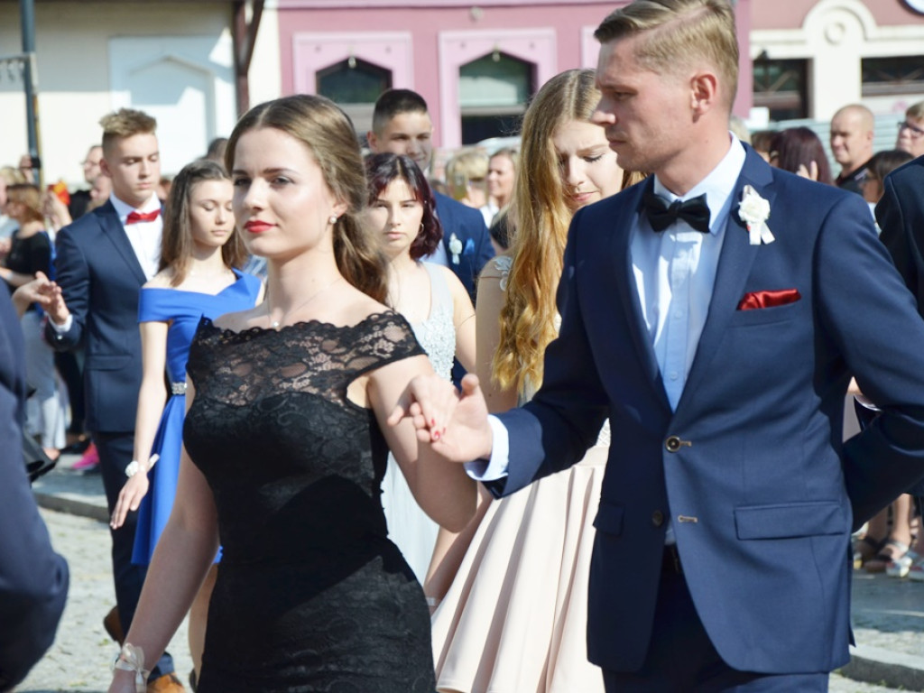 Poloneza czas zacząć! Absolwenci gimnazjum zawładnęli głogowskim rynkiem