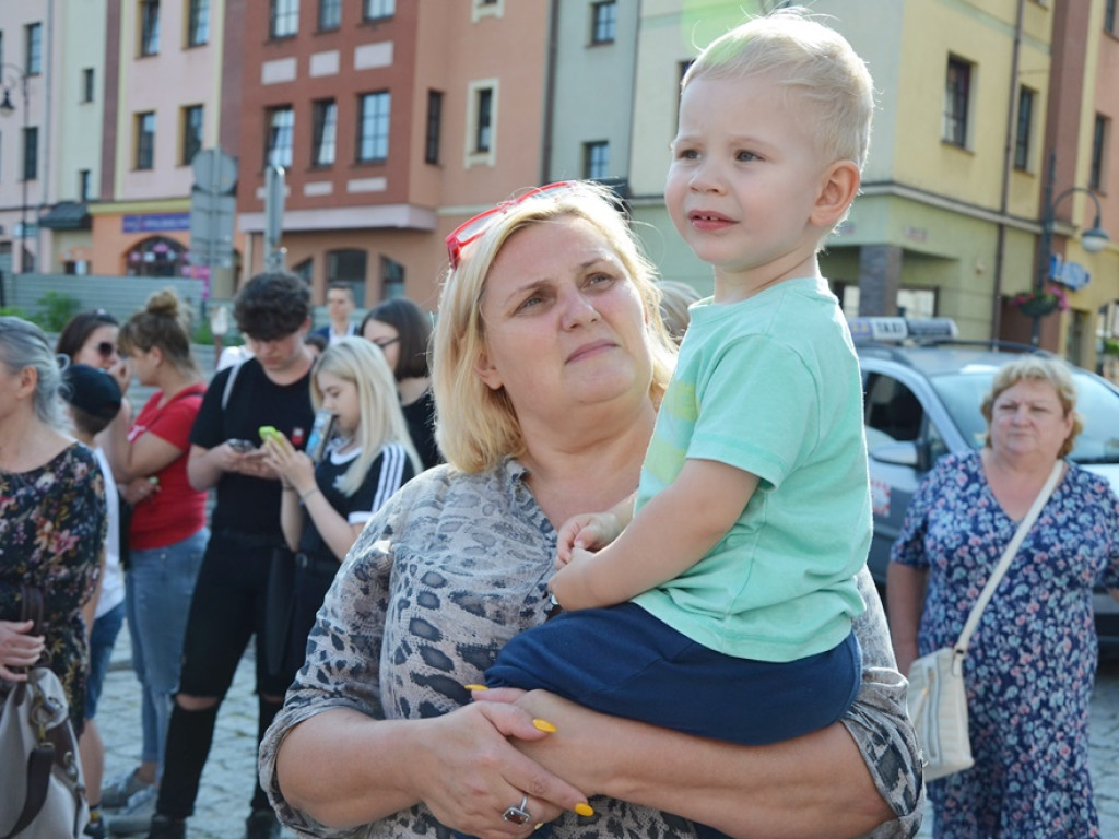 Poloneza czas zacząć! Absolwenci gimnazjum zawładnęli głogowskim rynkiem