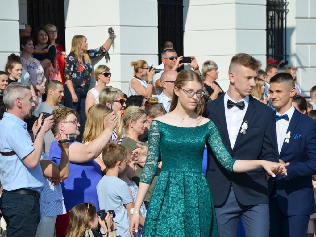 Poloneza czas zacząć! Absolwenci gimnazjum zawładnęli głogowskim rynkiem