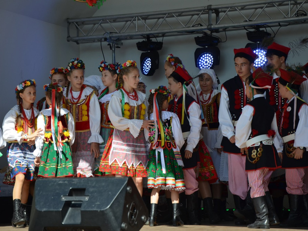 Piękne tradycje przekazują z pokolenia na pokolenia. Zespoły ludowe na scenie