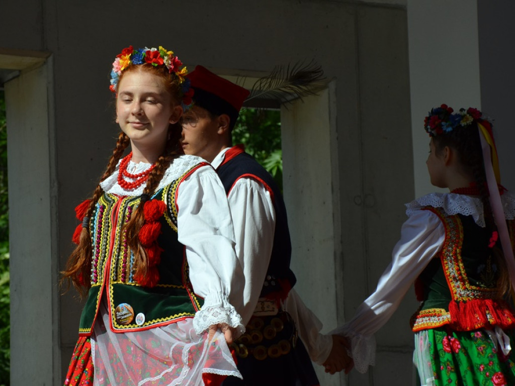 Piękne tradycje przekazują z pokolenia na pokolenia. Zespoły ludowe na scenie