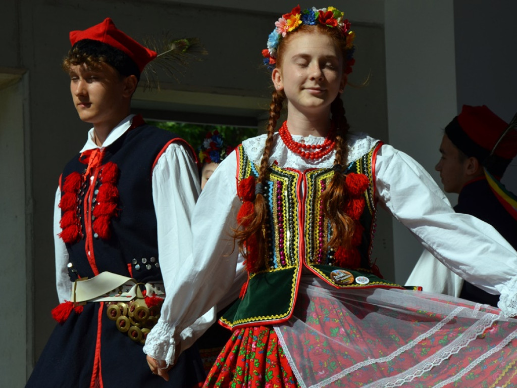 Piękne tradycje przekazują z pokolenia na pokolenia. Zespoły ludowe na scenie