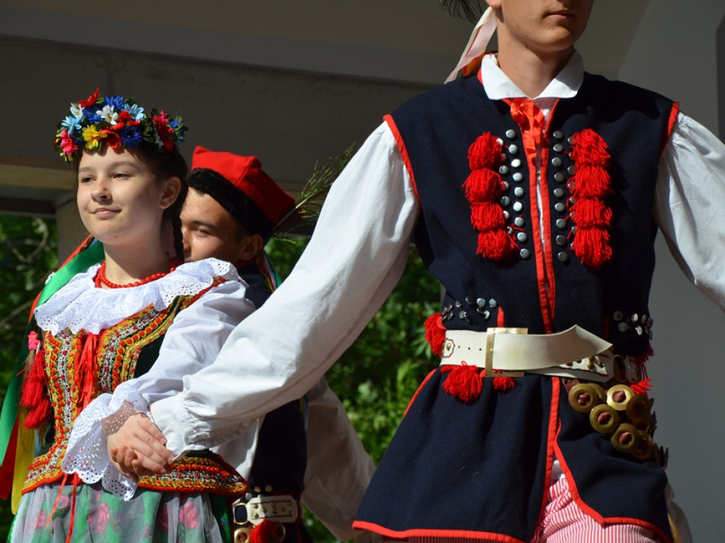 Piękne tradycje przekazują z pokolenia na pokolenia. Zespoły ludowe na scenie