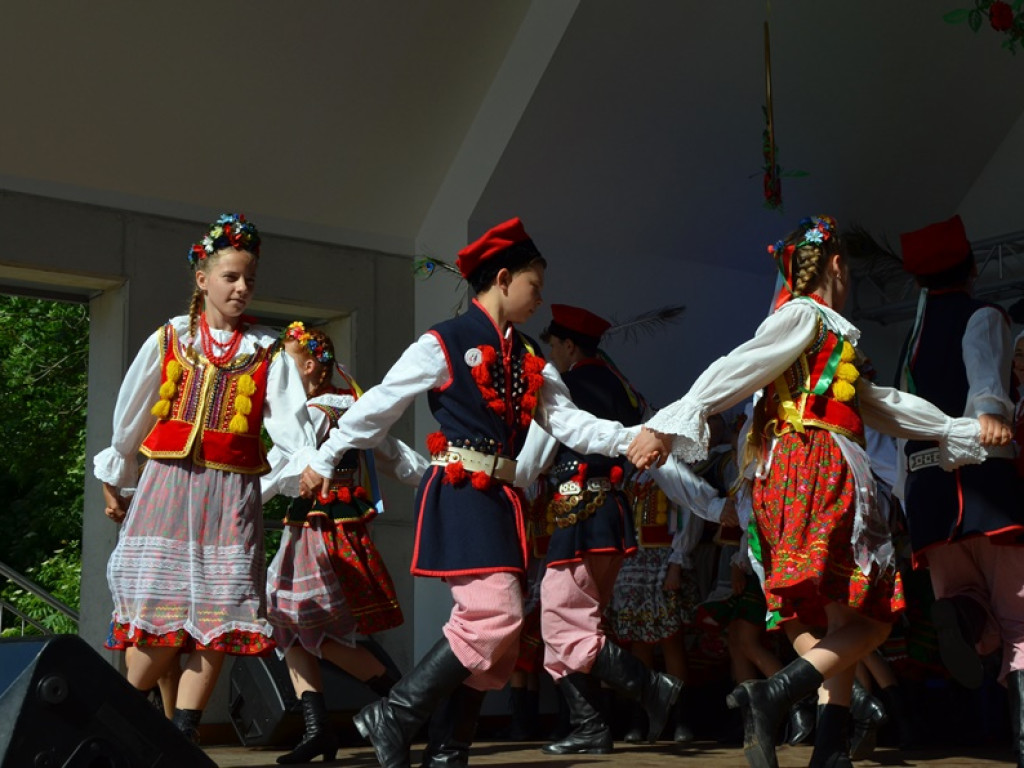 Piękne tradycje przekazują z pokolenia na pokolenia. Zespoły ludowe na scenie