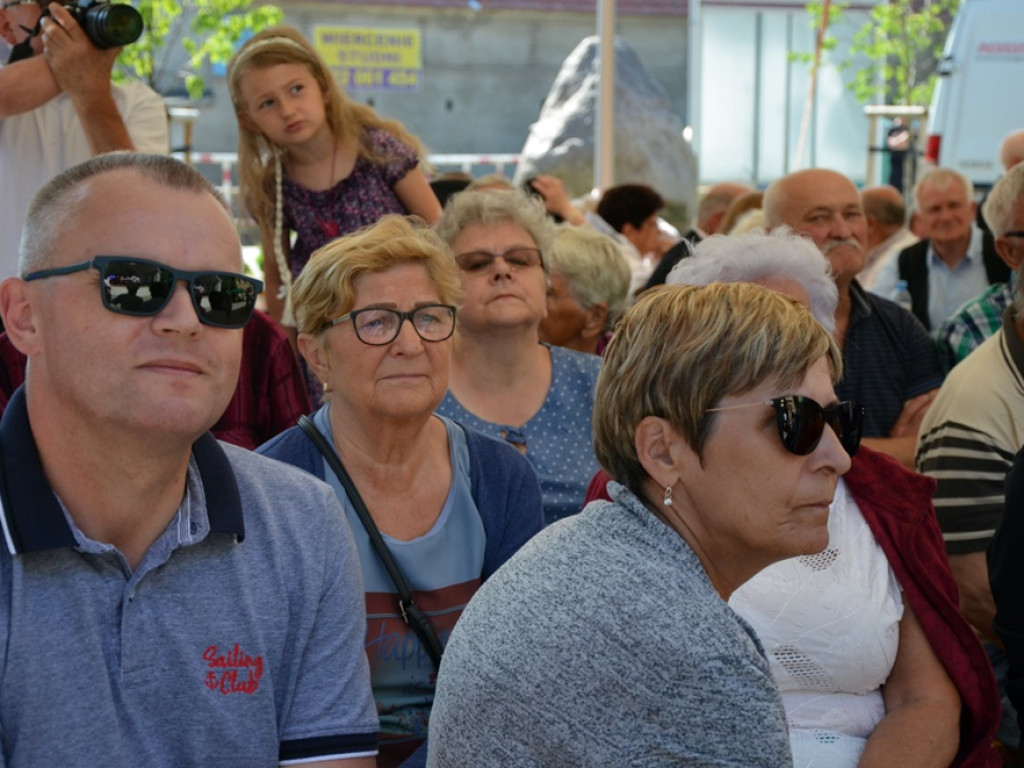 Piękne tradycje przekazują z pokolenia na pokolenia. Zespoły ludowe na scenie
