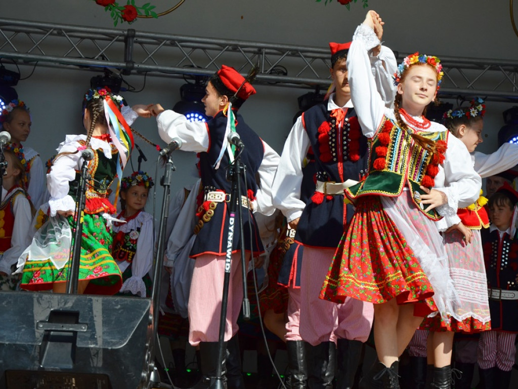 Piękne tradycje przekazują z pokolenia na pokolenia. Zespoły ludowe na scenie