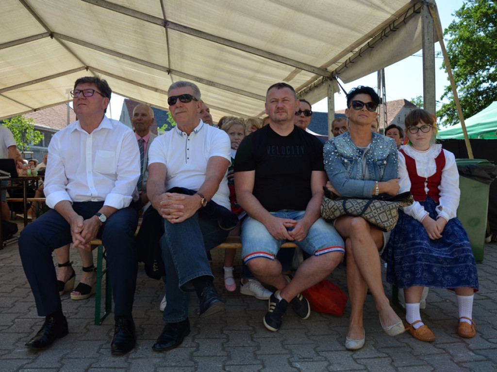 Piękne tradycje przekazują z pokolenia na pokolenia. Zespoły ludowe na scenie