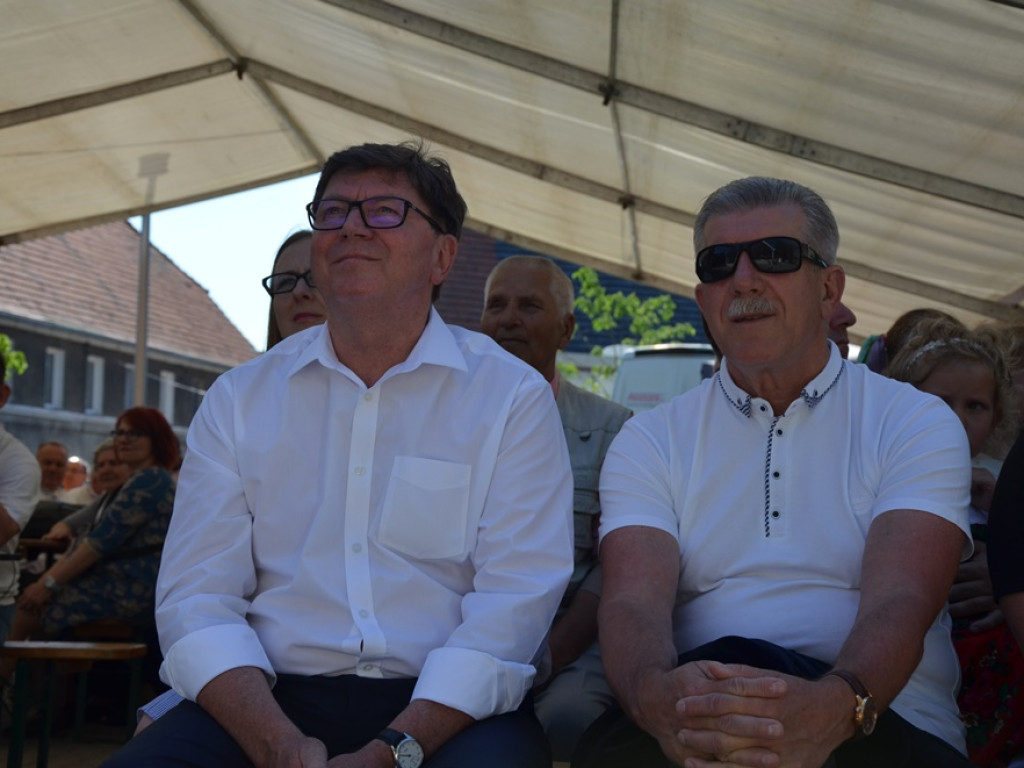 Piękne tradycje przekazują z pokolenia na pokolenia. Zespoły ludowe na scenie