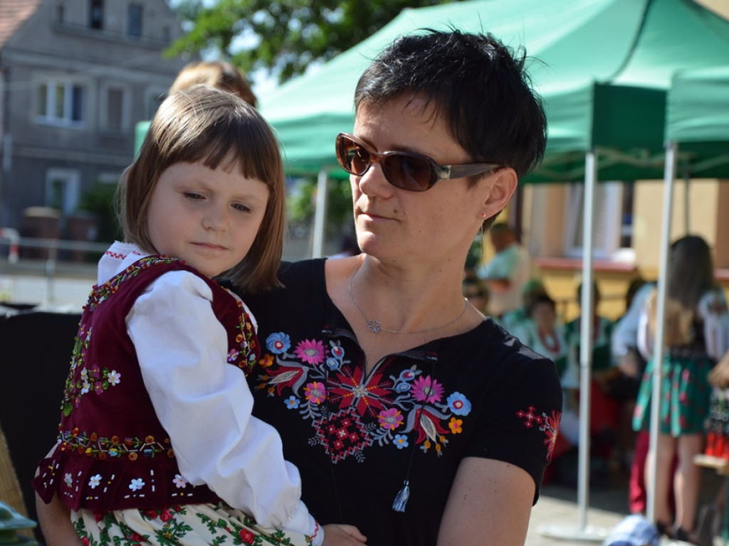 Piękne tradycje przekazują z pokolenia na pokolenia. Zespoły ludowe na scenie