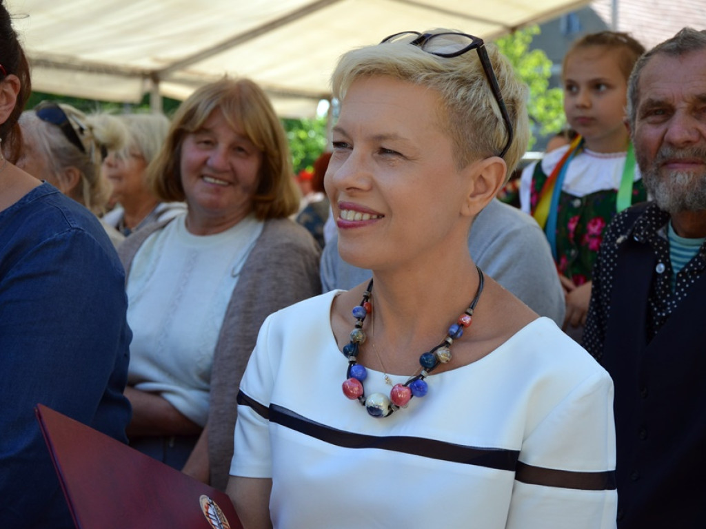 Piękne tradycje przekazują z pokolenia na pokolenia. Zespoły ludowe na scenie