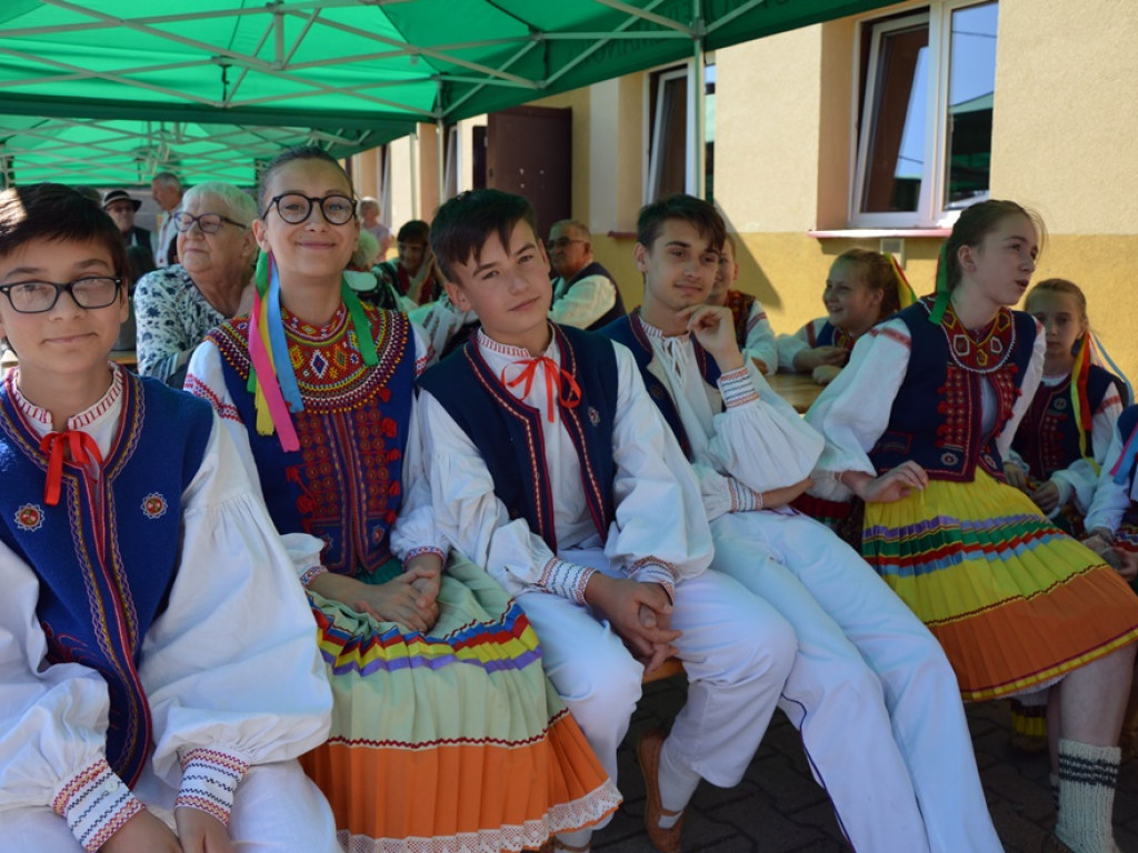 Piękne tradycje przekazują z pokolenia na pokolenia. Zespoły ludowe na scenie