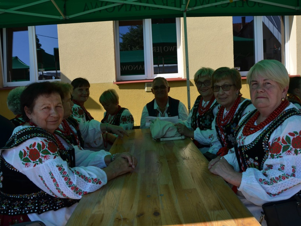 Piękne tradycje przekazują z pokolenia na pokolenia. Zespoły ludowe na scenie