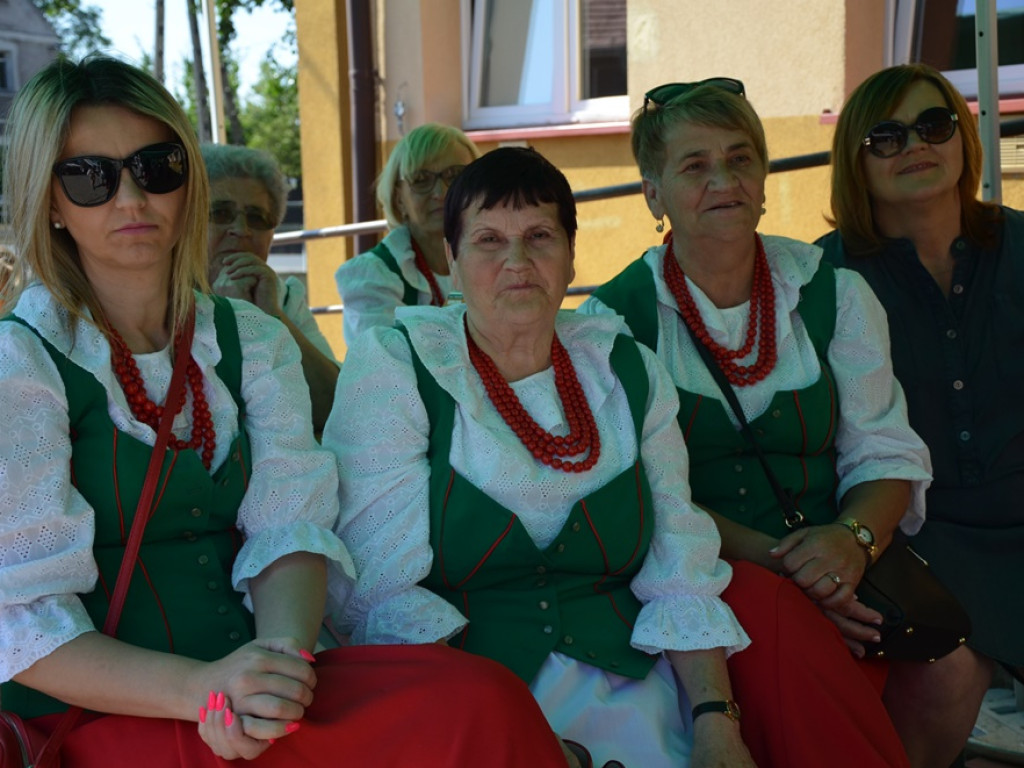 Piękne tradycje przekazują z pokolenia na pokolenia. Zespoły ludowe na scenie