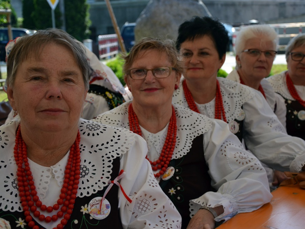 Piękne tradycje przekazują z pokolenia na pokolenia. Zespoły ludowe na scenie