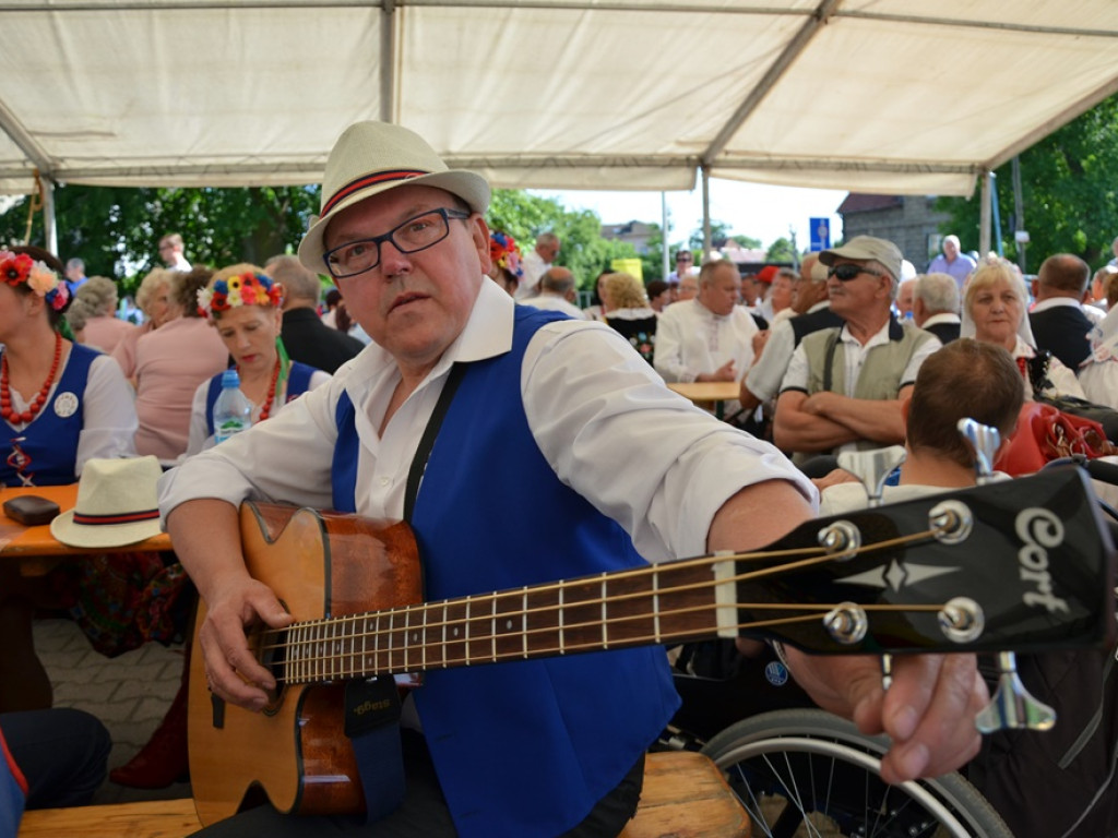 Piękne tradycje przekazują z pokolenia na pokolenia. Zespoły ludowe na scenie