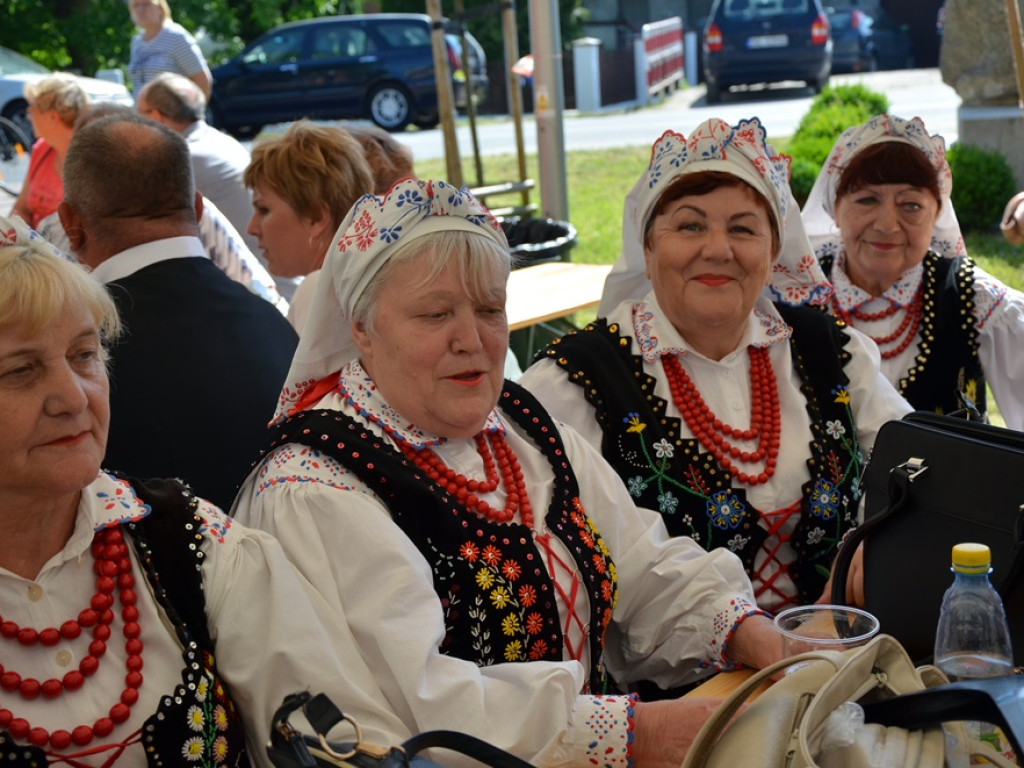 Piękne tradycje przekazują z pokolenia na pokolenia. Zespoły ludowe na scenie