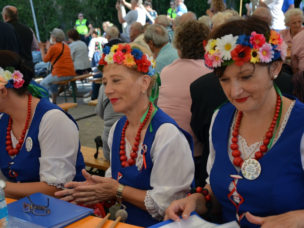 Piękne tradycje przekazują z pokolenia na pokolenia. Zespoły ludowe na scenie