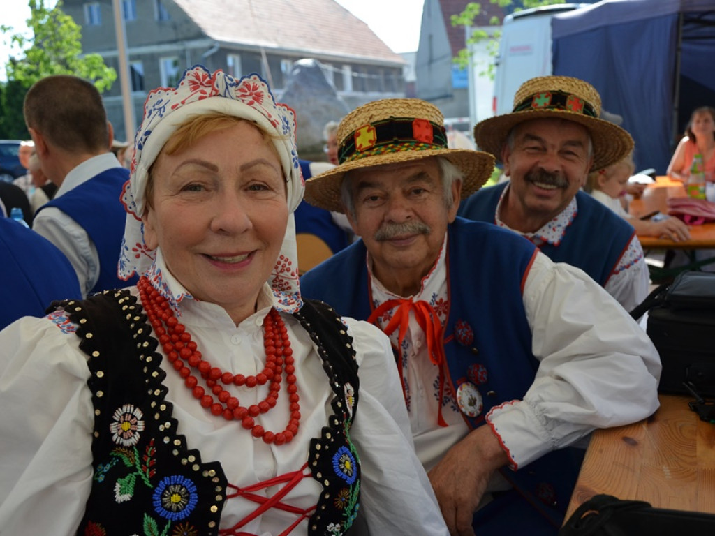 Piękne tradycje przekazują z pokolenia na pokolenia. Zespoły ludowe na scenie