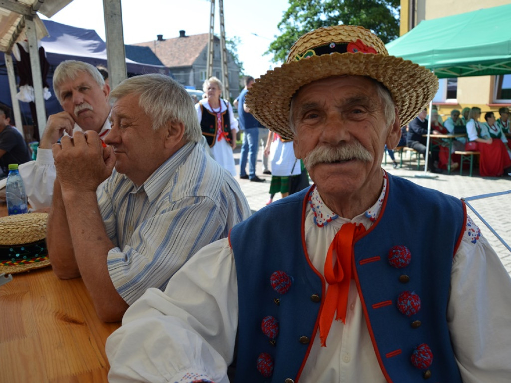 Piękne tradycje przekazują z pokolenia na pokolenia. Zespoły ludowe na scenie