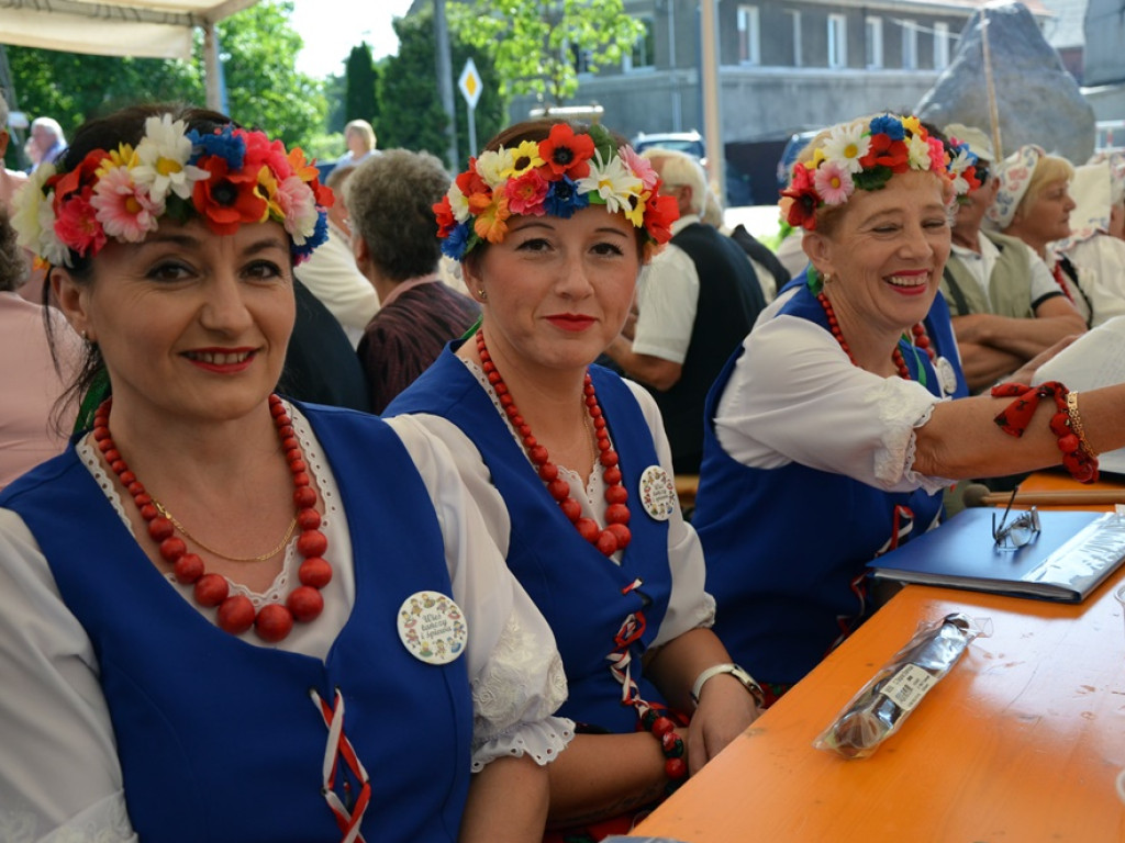 Piękne tradycje przekazują z pokolenia na pokolenia. Zespoły ludowe na scenie