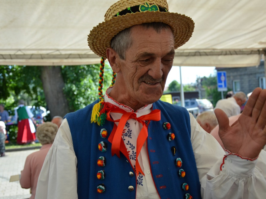 Piękne tradycje przekazują z pokolenia na pokolenia. Zespoły ludowe na scenie