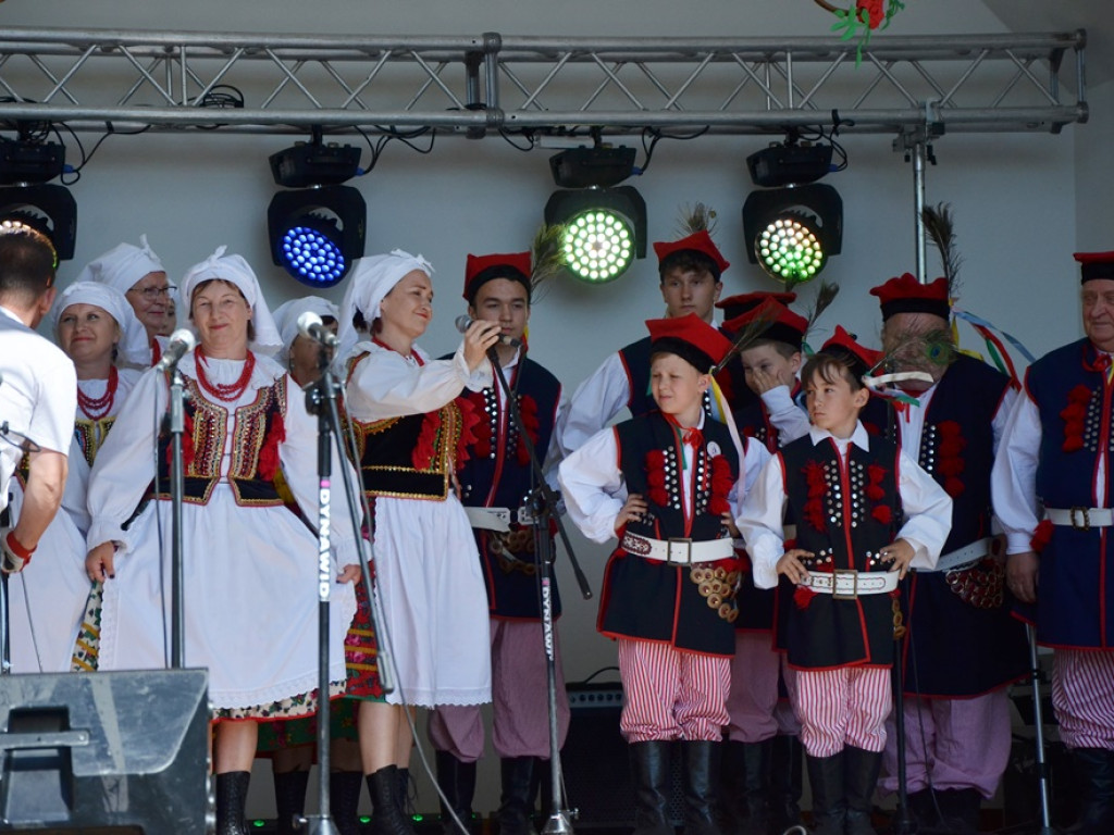 Piękne tradycje przekazują z pokolenia na pokolenia. Zespoły ludowe na scenie