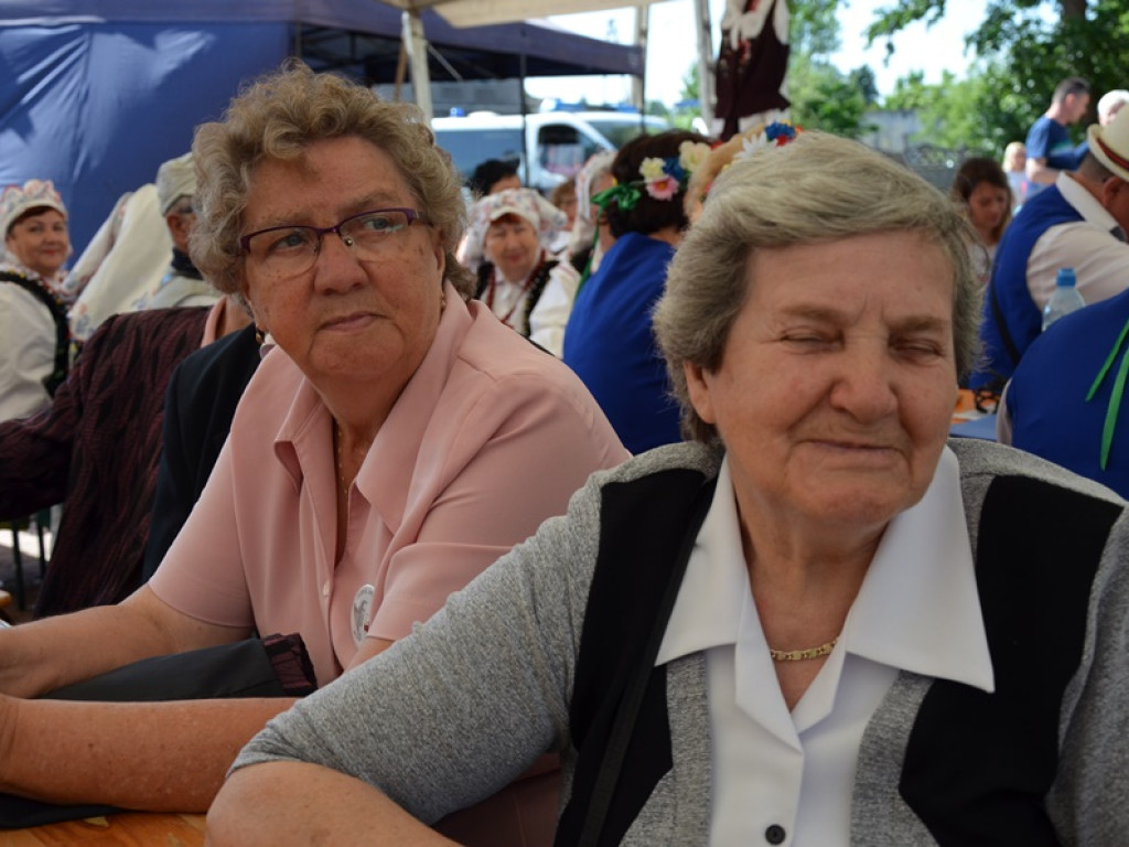 Piękne tradycje przekazują z pokolenia na pokolenia. Zespoły ludowe na scenie