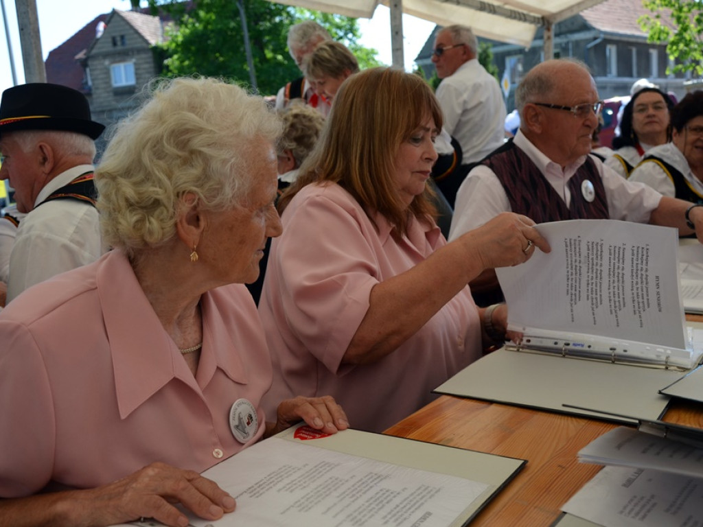 Piękne tradycje przekazują z pokolenia na pokolenia. Zespoły ludowe na scenie