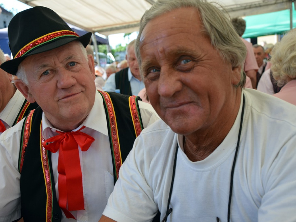 Piękne tradycje przekazują z pokolenia na pokolenia. Zespoły ludowe na scenie