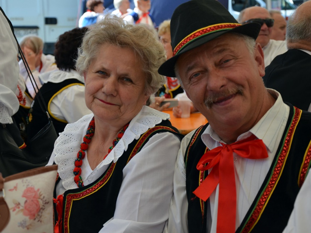 Piękne tradycje przekazują z pokolenia na pokolenia. Zespoły ludowe na scenie