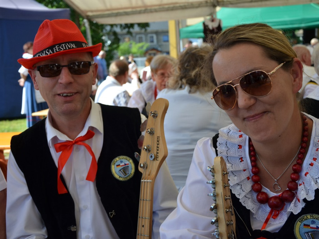 Piękne tradycje przekazują z pokolenia na pokolenia. Zespoły ludowe na scenie