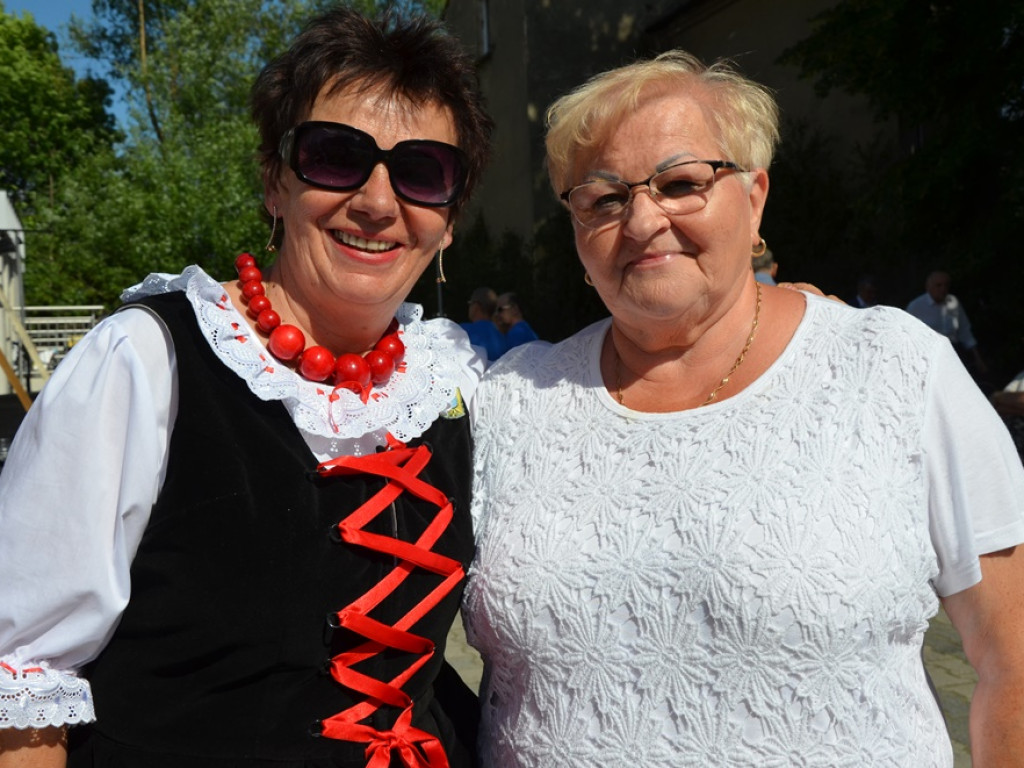 Piękne tradycje przekazują z pokolenia na pokolenia. Zespoły ludowe na scenie