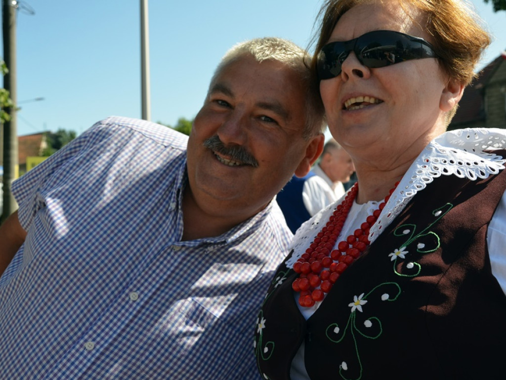 Piękne tradycje przekazują z pokolenia na pokolenia. Zespoły ludowe na scenie