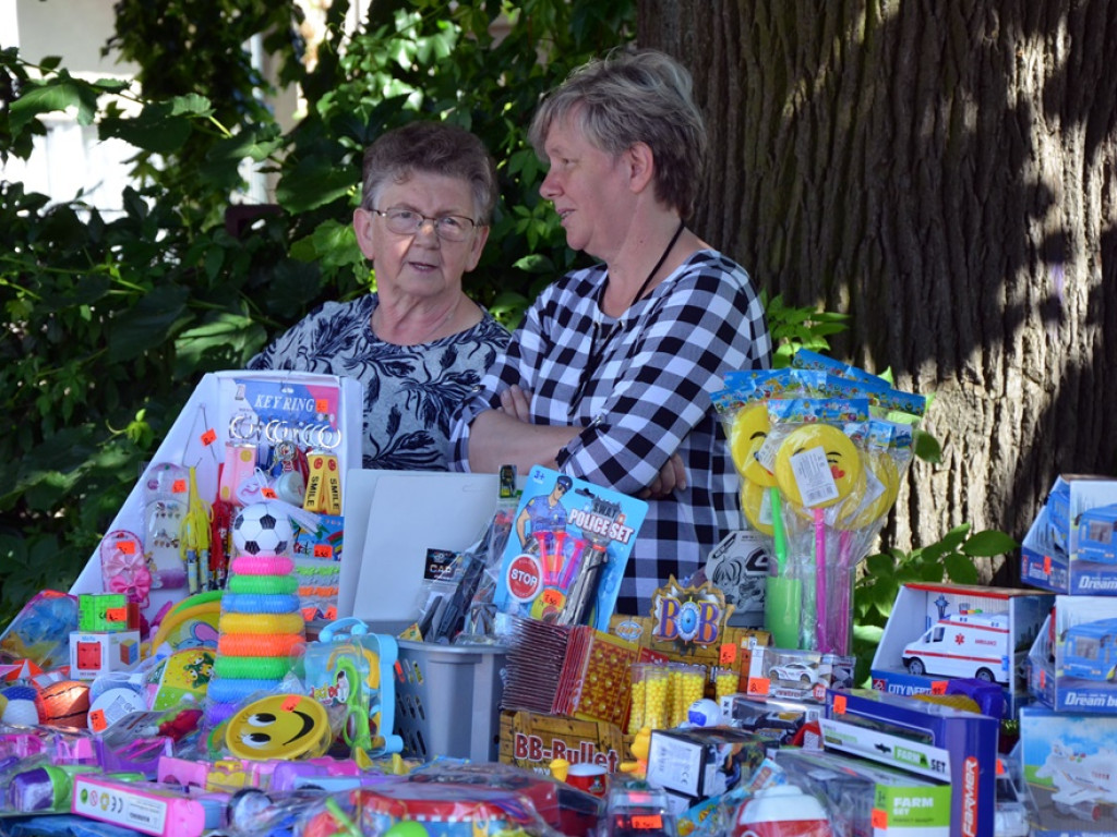 Piękne tradycje przekazują z pokolenia na pokolenia. Zespoły ludowe na scenie