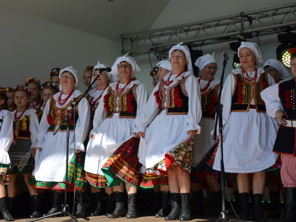 Piękne tradycje przekazują z pokolenia na pokolenia. Zespoły ludowe na scenie