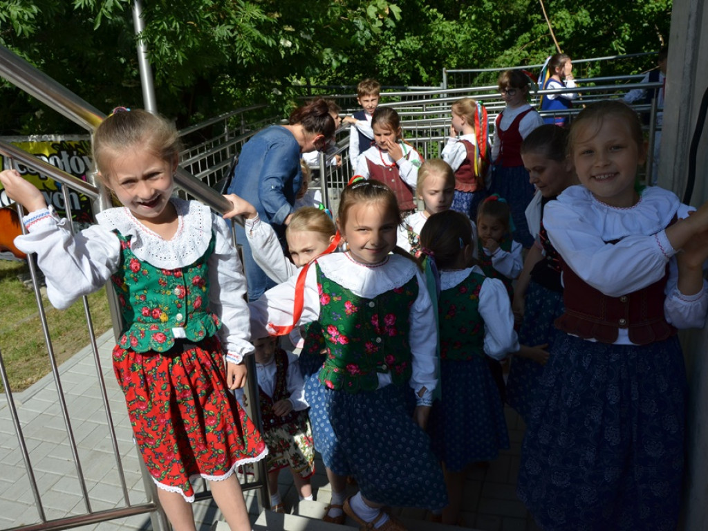 Piękne tradycje przekazują z pokolenia na pokolenia. Zespoły ludowe na scenie